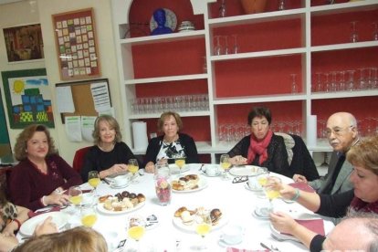 Acto homenaje a los 186 profesionales de la Enseñanza jubilados presidido por la delegada de Educación, Francisca Fernández. fotos JA Bar