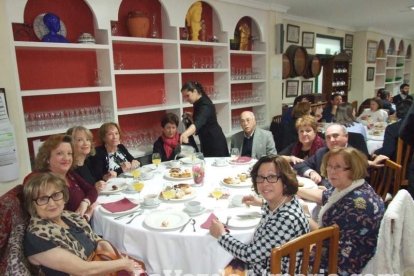 Acto homenaje a los 186 profesionales de la Enseñanza jubilados presidido por la delegada de Educación, Francisca Fernández. fotos JA Bar