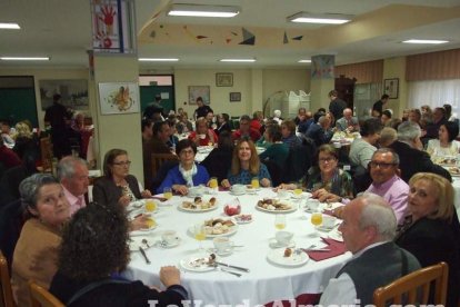 Acto homenaje a los 186 profesionales de la Enseñanza jubilados presidido por la delegada de Educación, Francisca Fernández. fotos JA Bar