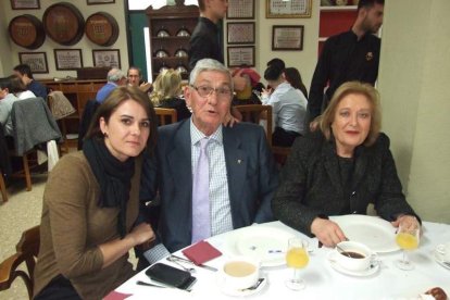 Acto homenaje a los 186 profesionales de la Enseñanza jubilados presidido por la delegada de Educación, Francisca Fernández. fotos JA Bar