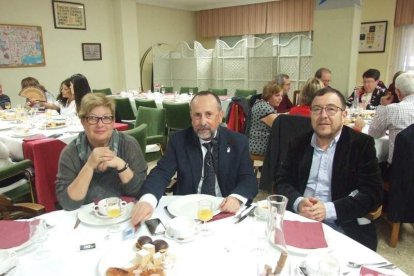 Acto homenaje a los 186 profesionales de la Enseñanza jubilados presidido por la delegada de Educación, Francisca Fernández. fotos JA Bar