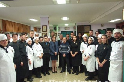Acto homenaje a los 186 profesionales de la Enseñanza jubilados presidido por la delegada de Educación, Francisca Fernández. fotos JA Bar