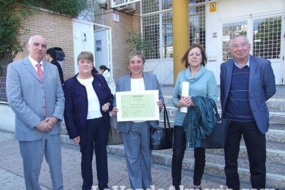 Acto homenaje a los 186 profesionales de la Enseñanza jubilados presidido por la delegada de Educación, Francisca Fernández. fotos JA Bar