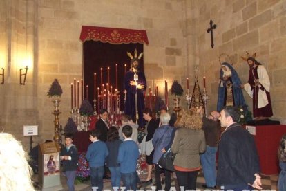 Tradicional besapiés al Señor Cautivo de Medinaceli en la Catedral de Almería. Fotos: JA Barrios.