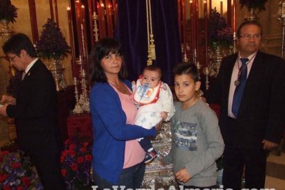 Tradicional besapiés al Señor Cautivo de Medinaceli en la Catedral de Almería. Fotos: JA Barrios.