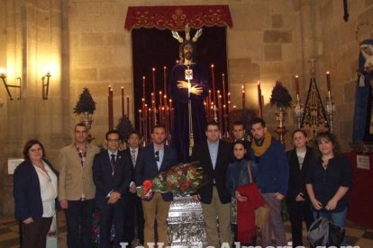 Tradicional besapiés al Señor Cautivo de Medinaceli en la Catedral de Almería. Fotos: JA Barrios.