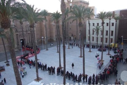 Tradicional besapiés al Señor Cautivo de Medinaceli en la Catedral de Almería. Fotos: JA Barrios.