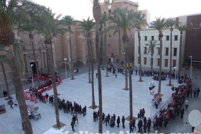 Tradicional besapiés al Señor Cautivo de Medinaceli en la Catedral de Almería. Fotos: JA Barrios.