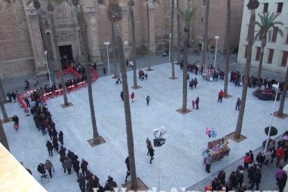 Tradicional besapiés al Señor Cautivo de Medinaceli en la Catedral de Almería. Fotos: JA Barrios.