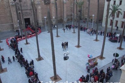 Tradicional besapiés al Señor Cautivo de Medinaceli en la Catedral de Almería. Fotos: JA Barrios.