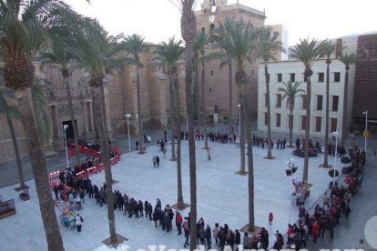 Tradicional besapiés al Señor Cautivo de Medinaceli en la Catedral de Almería. Fotos: JA Barrios.