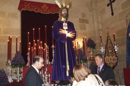 Tradicional besapiés al Señor Cautivo de Medinaceli en la Catedral de Almería. Fotos: JA Barrios.