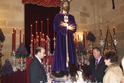 Tradicional besapiés al Señor Cautivo de Medinaceli en la Catedral de Almería. Fotos: JA Barrios.