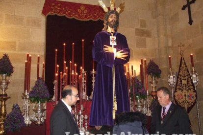 Tradicional besapiés al Señor Cautivo de Medinaceli en la Catedral de Almería. Fotos: JA Barrios.