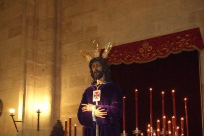Tradicional besapiés al Señor Cautivo de Medinaceli en la Catedral de Almería. Fotos: JA Barrios.