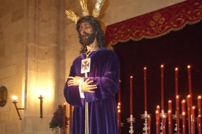 Tradicional besapiés al Señor Cautivo de Medinaceli en la Catedral de Almería. Fotos: JA Barrios.