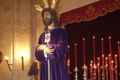 Tradicional besapiés al Señor Cautivo de Medinaceli en la Catedral de Almería. Fotos: JA Barrios.