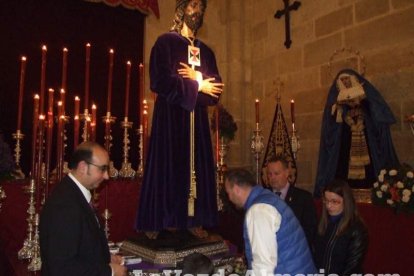 Tradicional besapiés al Señor Cautivo de Medinaceli en la Catedral de Almería. Fotos: JA Barrios.