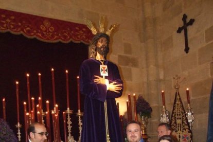 Tradicional besapiés al Señor Cautivo de Medinaceli en la Catedral de Almería. Fotos: JA Barrios.