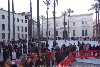 Tradicional besapiés al Señor Cautivo de Medinaceli en la Catedral de Almería. Fotos: JA Barrios.