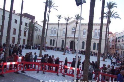 Tradicional besapiés al Señor Cautivo de Medinaceli en la Catedral de Almería. Fotos: JA Barrios.