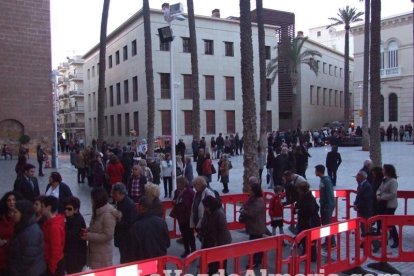 Tradicional besapiés al Señor Cautivo de Medinaceli en la Catedral de Almería. Fotos: JA Barrios.