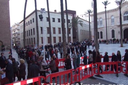 Tradicional besapiés al Señor Cautivo de Medinaceli en la Catedral de Almería. Fotos: JA Barrios.