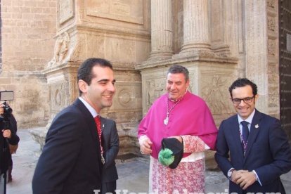 Tradicional besapiés al Señor Cautivo de Medinaceli en la Catedral de Almería. Fotos: JA Barrios.