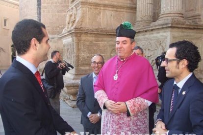 Tradicional besapiés al Señor Cautivo de Medinaceli en la Catedral de Almería. Fotos: JA Barrios.