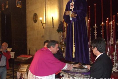 Tradicional besapiés al Señor Cautivo de Medinaceli en la Catedral de Almería. Fotos: JA Barrios.
