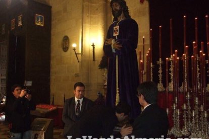 Tradicional besapiés al Señor Cautivo de Medinaceli en la Catedral de Almería. Fotos: JA Barrios.
