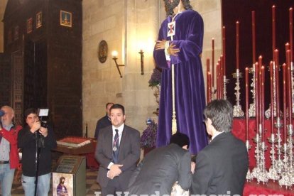 Tradicional besapiés al Señor Cautivo de Medinaceli en la Catedral de Almería. Fotos: JA Barrios.