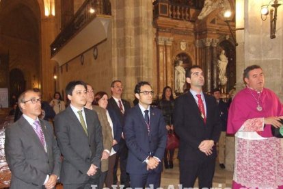 Tradicional besapiés al Señor Cautivo de Medinaceli en la Catedral de Almería. Fotos: JA Barrios.