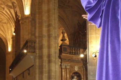 Tradicional besapiés al Señor Cautivo de Medinaceli en la Catedral de Almería. Fotos: JA Barrios.