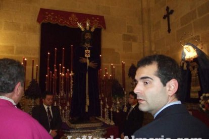 Tradicional besapiés al Señor Cautivo de Medinaceli en la Catedral de Almería. Fotos: JA Barrios.