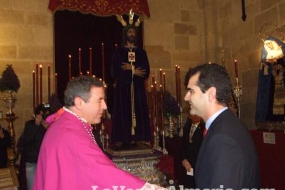 Tradicional besapiés al Señor Cautivo de Medinaceli en la Catedral de Almería. Fotos: JA Barrios.