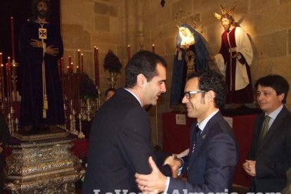 Tradicional besapiés al Señor Cautivo de Medinaceli en la Catedral de Almería. Fotos: JA Barrios.