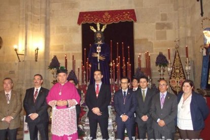 Tradicional besapiés al Señor Cautivo de Medinaceli en la Catedral de Almería. Fotos: JA Barrios.