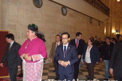 Tradicional besapiés al Señor Cautivo de Medinaceli en la Catedral de Almería. Fotos: JA Barrios.
