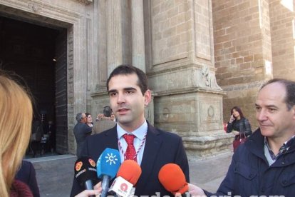 Tradicional besapiés al Señor Cautivo de Medinaceli en la Catedral de Almería. Fotos: JA Barrios.