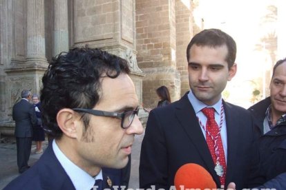 Tradicional besapiés al Señor Cautivo de Medinaceli en la Catedral de Almería. Fotos: JA Barrios.