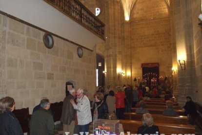 Tradicional besapiés al Señor Cautivo de Medinaceli en la Catedral de Almería. Fotos: JA Barrios.
