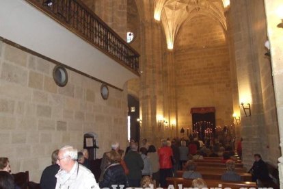 Tradicional besapiés al Señor Cautivo de Medinaceli en la Catedral de Almería. Fotos: JA Barrios.