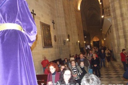 Tradicional besapiés al Señor Cautivo de Medinaceli en la Catedral de Almería. Fotos: JA Barrios.
