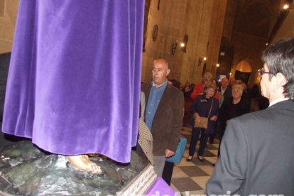 Tradicional besapiés al Señor Cautivo de Medinaceli en la Catedral de Almería. Fotos: JA Barrios.