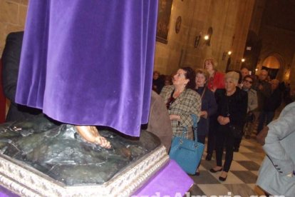 Tradicional besapiés al Señor Cautivo de Medinaceli en la Catedral de Almería. Fotos: JA Barrios.