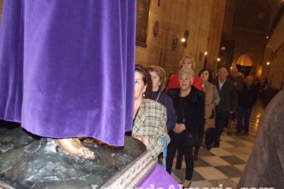 Tradicional besapiés al Señor Cautivo de Medinaceli en la Catedral de Almería. Fotos: JA Barrios.