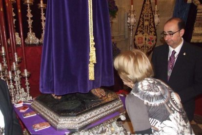 Tradicional besapiés al Señor Cautivo de Medinaceli en la Catedral de Almería. Fotos: JA Barrios.
