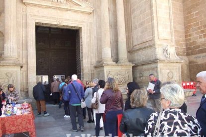 Tradicional besapiés al Señor Cautivo de Medinaceli en la Catedral de Almería. Fotos: JA Barrios.