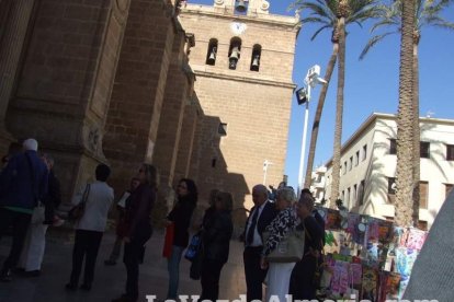 Tradicional besapiés al Señor Cautivo de Medinaceli en la Catedral de Almería. Fotos: JA Barrios.